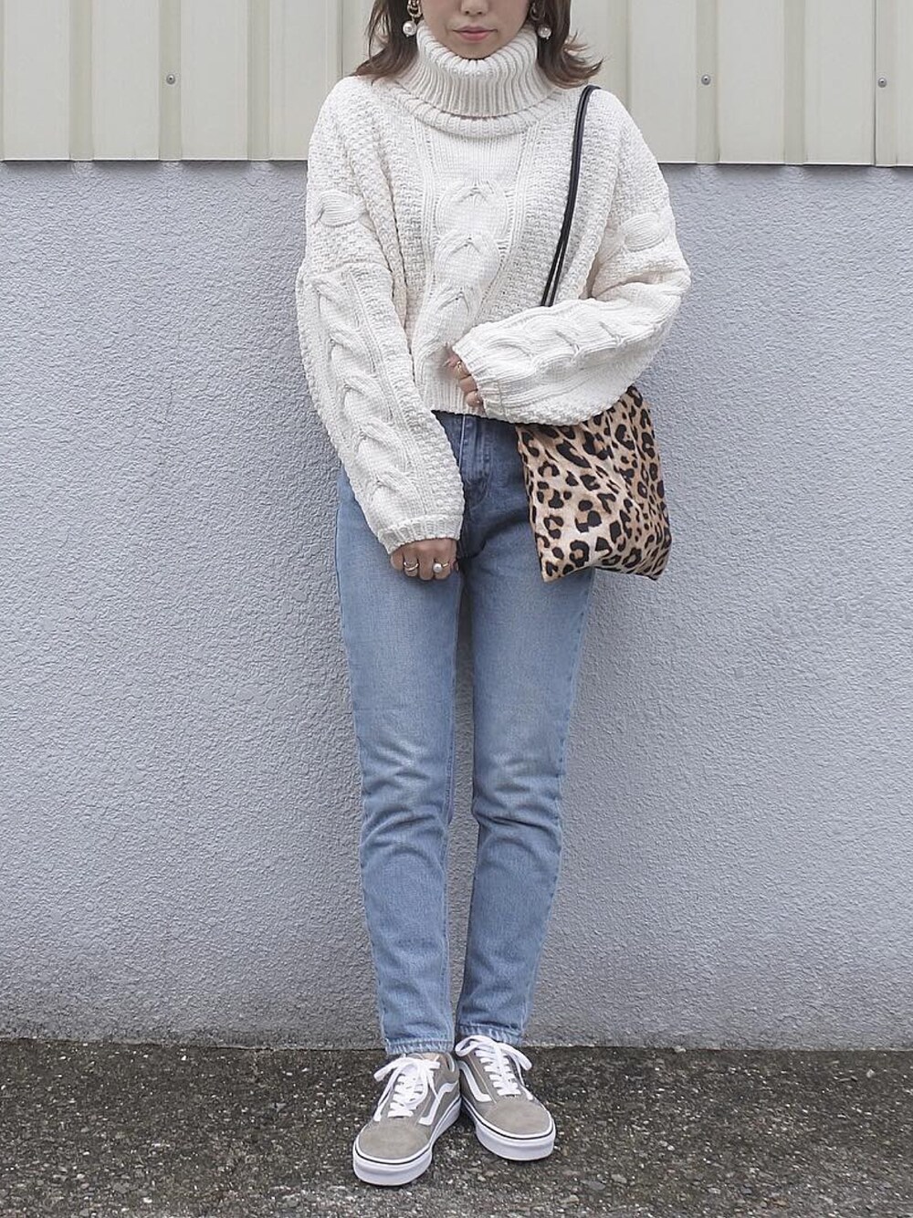 ホワイト系のニット/セーター、ブルー系のデニムパンツ、ベージュ系のトートバッグを着用したレディースの秋コーディネートの1枚目の写真