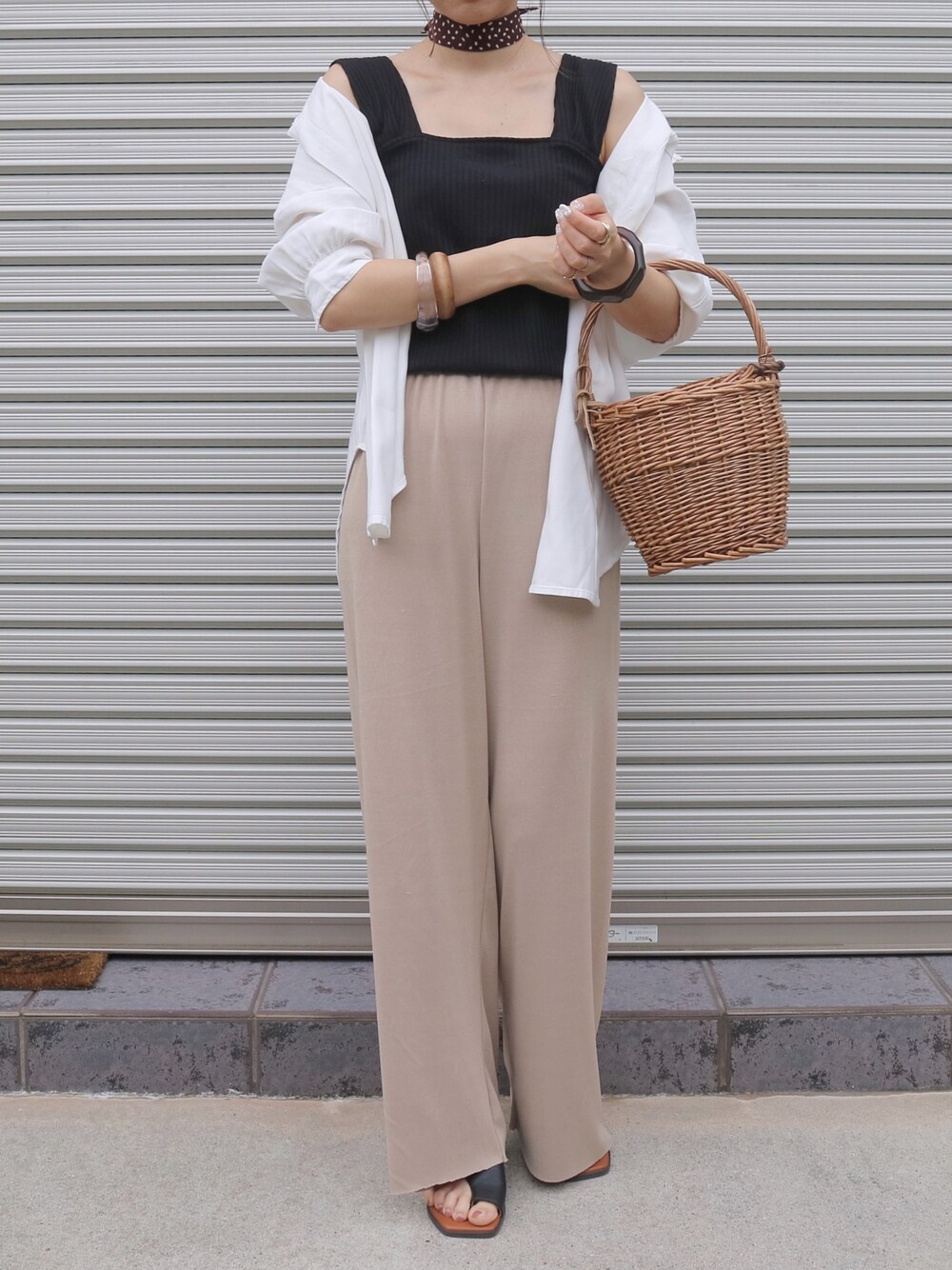 ホワイト系のシャツ/ブラウス、ブラウン系のその他パンツ、ベージュ系のかごバッグを着用したレディースの夏コーディネートの1枚目の写真