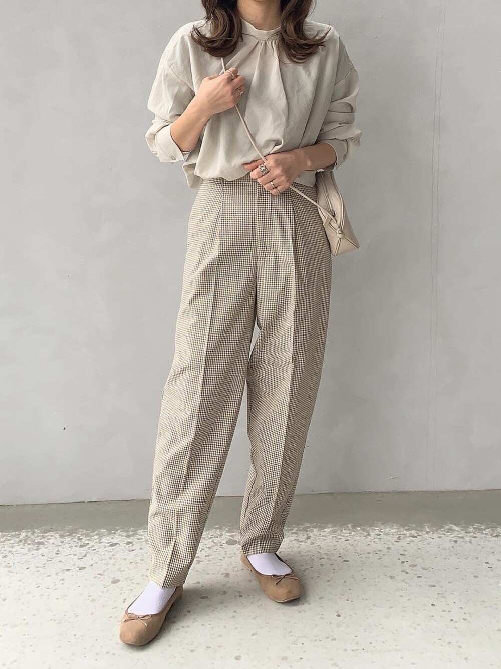 グリーン系のシャツ/ブラウス、ベージュ系のパンツ、ホワイト系のショルダーバッグを着用したレディースの春コーディネートの1枚目の写真