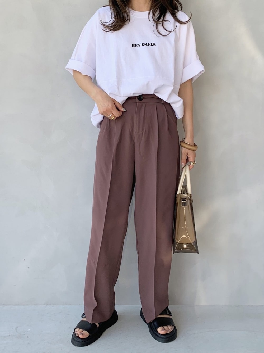 「大人コーデ、ラクチンコーデ、プチプラ、ビッグシルエット、オーバーサイズ、白Tシャツ、ロゴT、くすみカラー、クリアバッグ、GRL」｜「BEN DAVIS/WHITE LABELの【 BEN DAVIS （ ベンデイビス ）】“BEN DAVIS LOGO” バックプリント ビッグシルエット フットボール 半袖Tシャツ（Tシャツ/カットソー、ホワイト系）」を使った、maamin♡さん（レディース・156cm）の春コーディネートの1枚目の写真