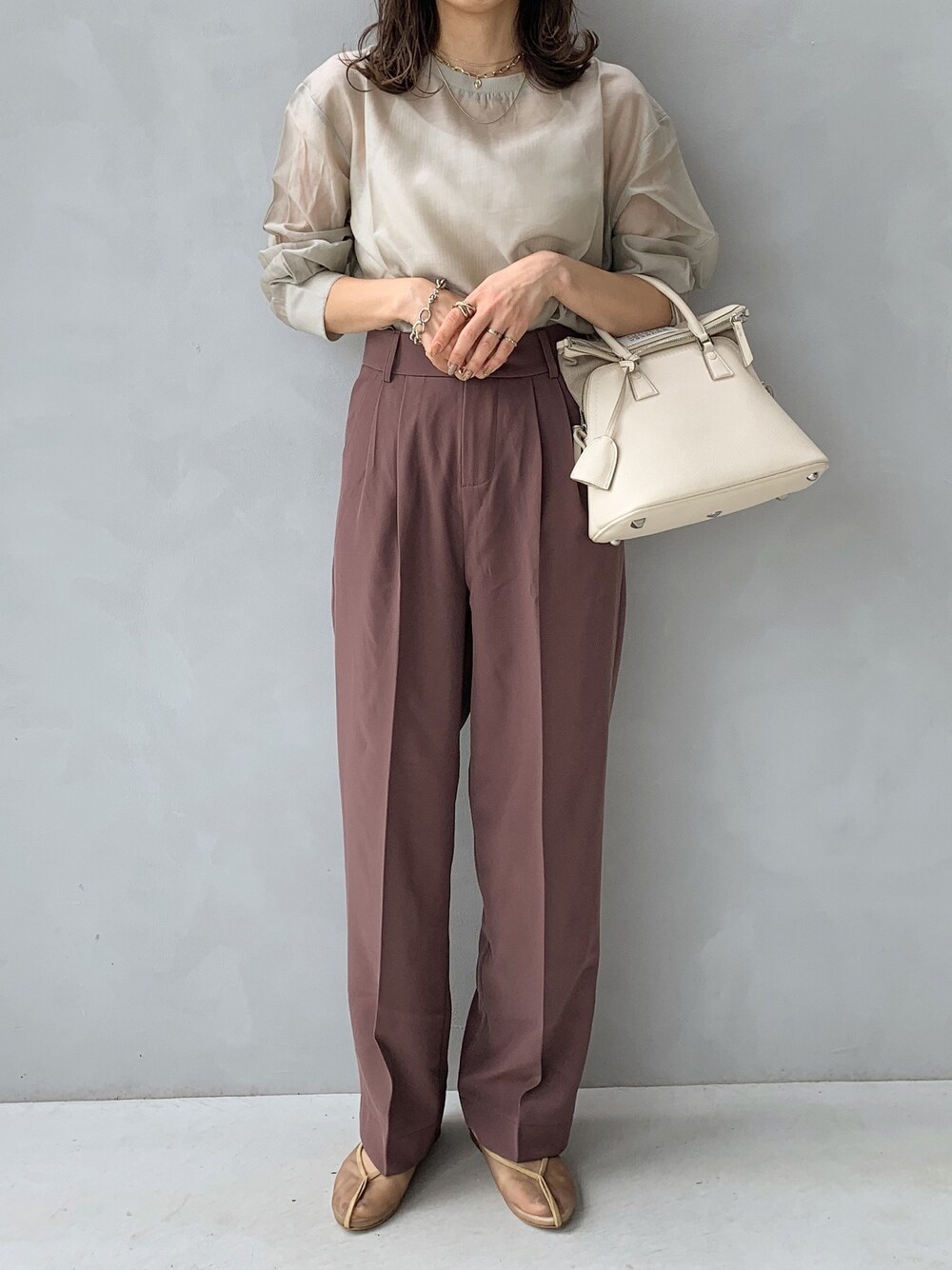 グレー系のシャツ/ブラウス、ブラウン系のその他パンツ、ベージュ系のバレエシューズを着用したレディースの秋コーディネートの1枚目の写真