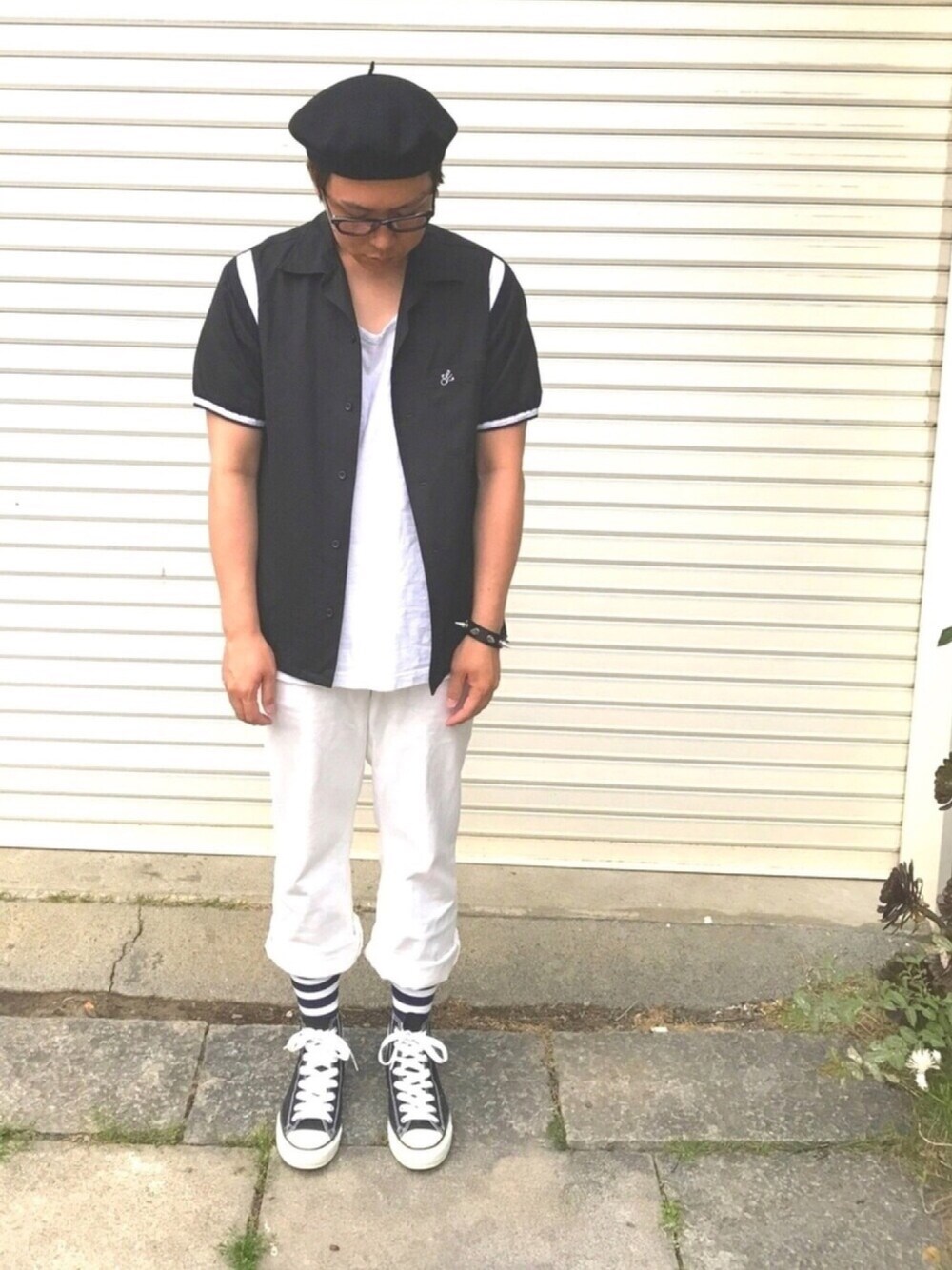 ブラック系のシャツ/ブラウス、ホワイト系のデニムパンツ、ブラック系のスニーカーを着用したメンズの夏コーディネートの1枚目の写真