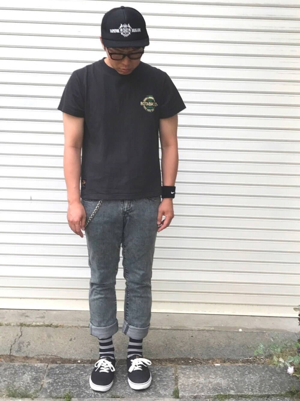 ブラック系のTシャツ/カットソー、ブラック系のデニムパンツ、ブラック系のバングル/リストバンドを着用したメンズの夏コーディネートの1枚目の写真