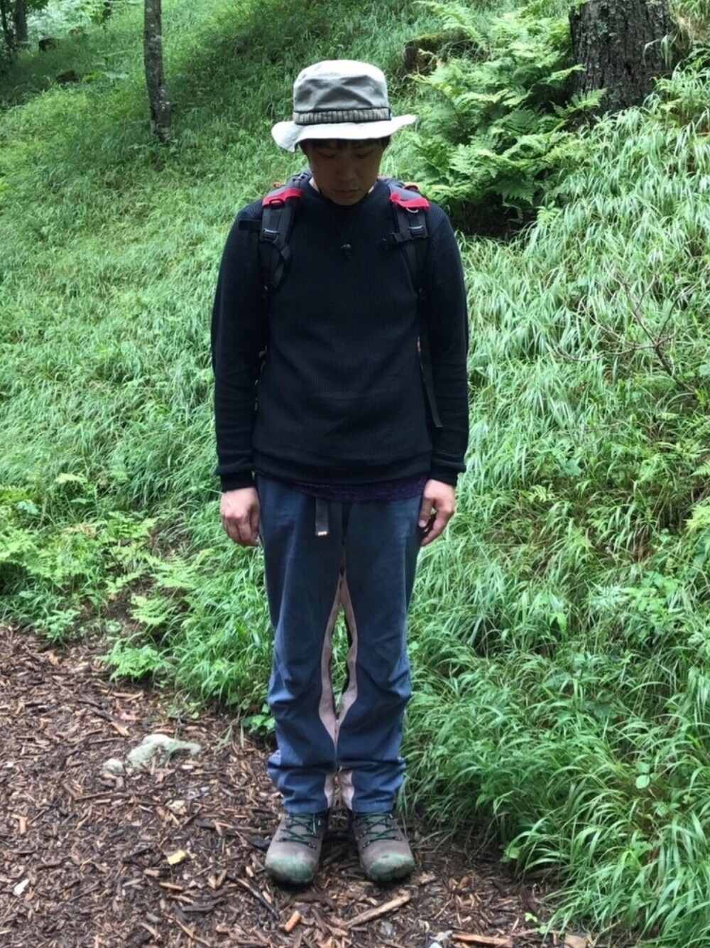 ブラック系のTシャツ/カットソー、ブラウン系のブーツ、ブルー系のパンツを着用したメンズの夏コーディネートの1枚目の写真