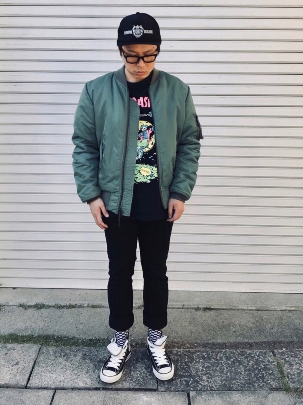 グリーン系のMA-1、ブラック系のTシャツ/カットソー、ブラック系のその他パンツを着用したメンズの冬コーディネートの1枚目の写真