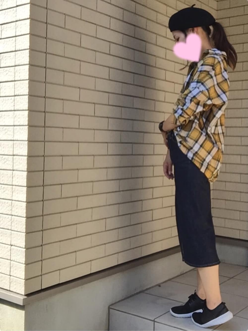 「ローリーズファーム(LOWRYS FARM)、チェックシャツ、ぬけ襟、アパートバイローリーズ、デニムスカート、GU、スポーツスニーカー、ベレー帽」｜「chelseaのアイテム（ハンチング/ベレー帽、ブラック系）」を使った、hiromama。さん（レディース・162cm）の夏コーディネートの1枚目の写真