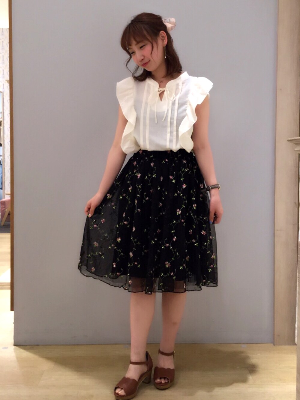 「earth music&ecologyのアイテム（スカート、ブラック系）」を使った、ゆいこさん（レディース・151cm）の夏コーディネートの1枚目の写真