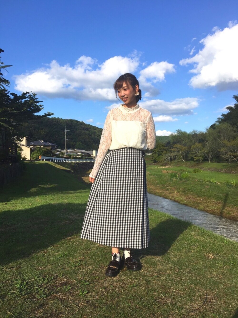 「休日スタイル、秋服、チェックスカート、レーストップス」｜「E hyphen world galleryのレースハイネックプルオーバー（Tシャツ/カットソー、ホワイト系）」を使った、ゆいこさん（レディース・151cm）の秋コーディネートの1枚目の写真