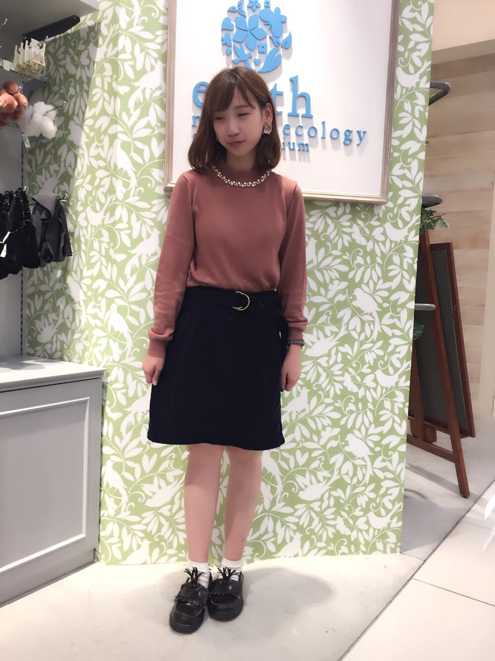 「秋服、秋色、スカート」｜「earth music&ecologyのUSA COTTONコーデュロイスカート(タックミニ)（スカート、ブルー系）」を使った、ゆいこさん（レディース・151cm）の秋コーディネートの1枚目の写真
