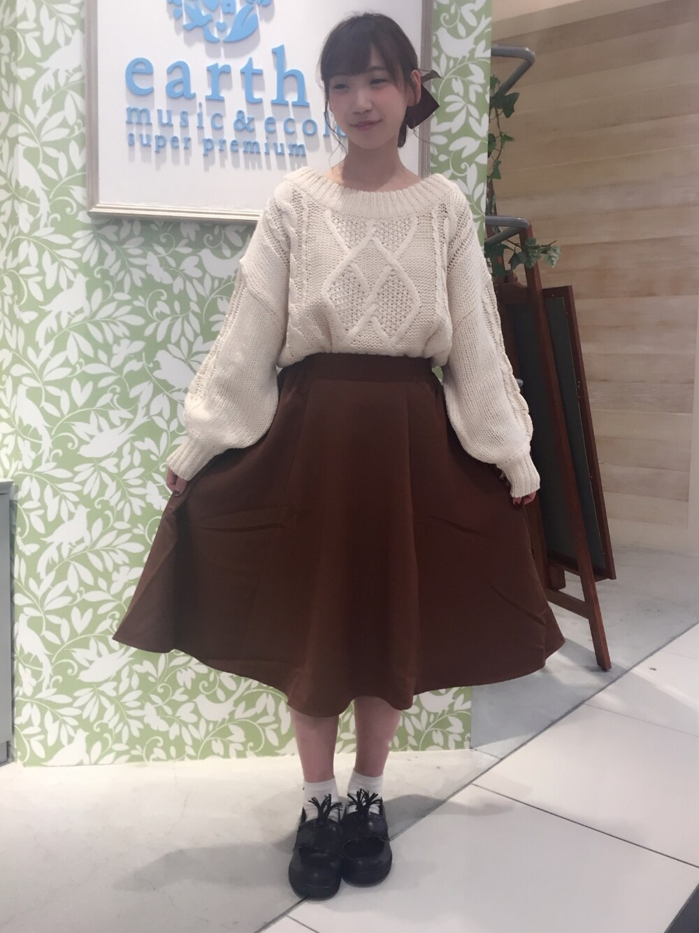 「iKON、ケーブルニット、フレアスカート、フェミニン、かわいい、デート、冬、ガーリー、earth music&ecology」｜「earth music&ecologyのアイテム（ニット/セーター、ホワイト系）」を使った、ゆいこさん（レディース・151cm）の秋コーディネートの1枚目の写真
