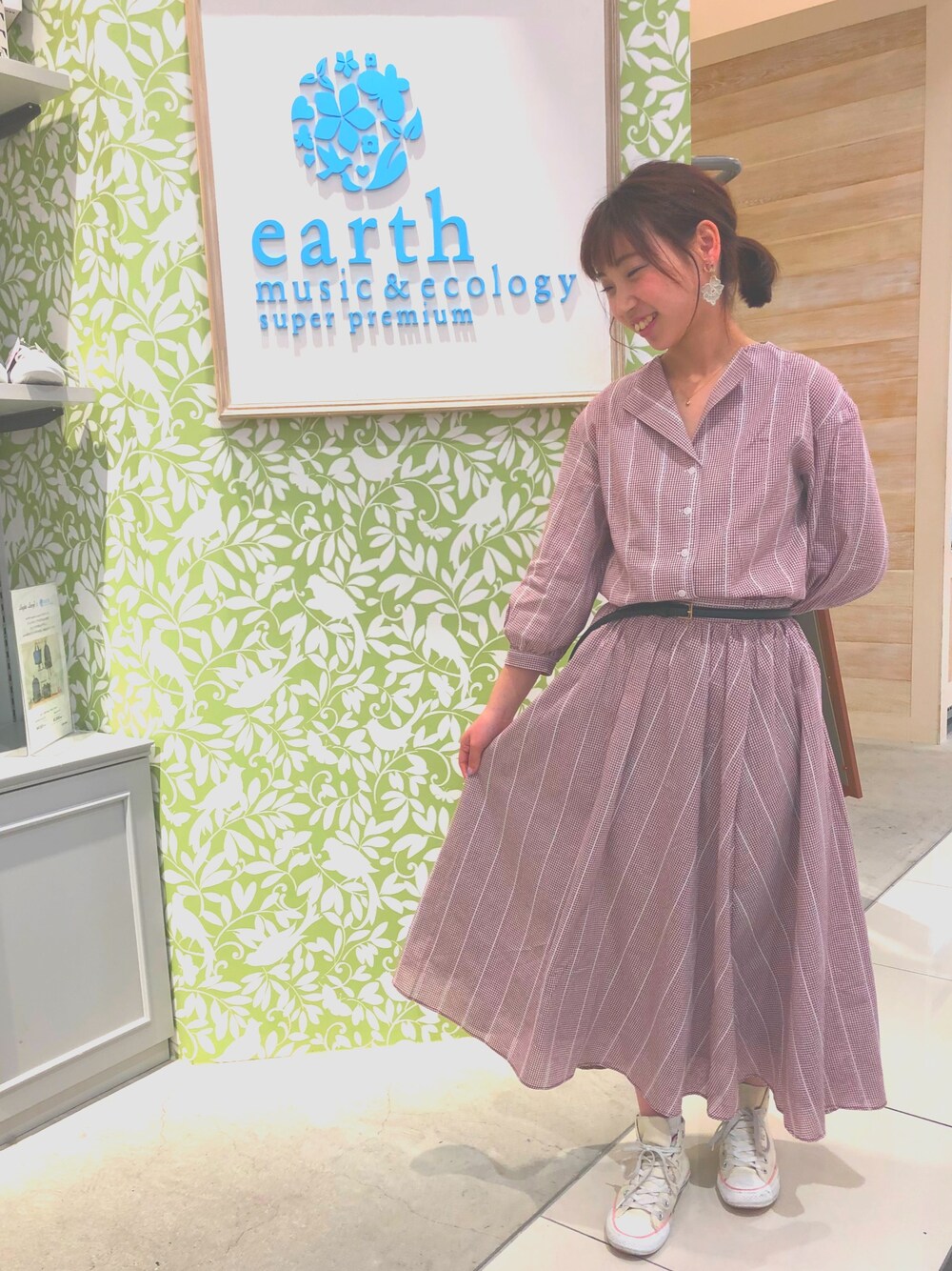 「ギンガムチェック、ギンガムチェックシャツ、ギンガムチェックスカート、ガーリーコーデ、春コーデ、earth music&ecology、イオンモール岡山、スカート、赤、低身長」｜「earth music&ecologyのドビーストライプチェック柄スカート（スカート、レッド系）」を使った、ゆいこさん（レディース・151cm）の春コーディネートの1枚目の写真