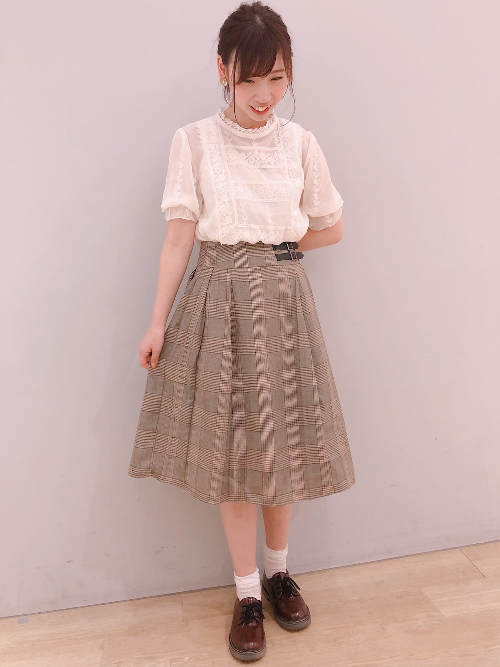 「earth music&ecology、レーストップス、グレンチェック、秋先取りコーデ、ガーリー、イオンモール岡山、デート、かわいい」｜「earth music&ecologyの・スクエアヨークレースプルオーバー（シャツ/ブラウス、ホワイト系）」を使った、ゆいこさん（レディース・152cm）の夏コーディネートの1枚目の写真