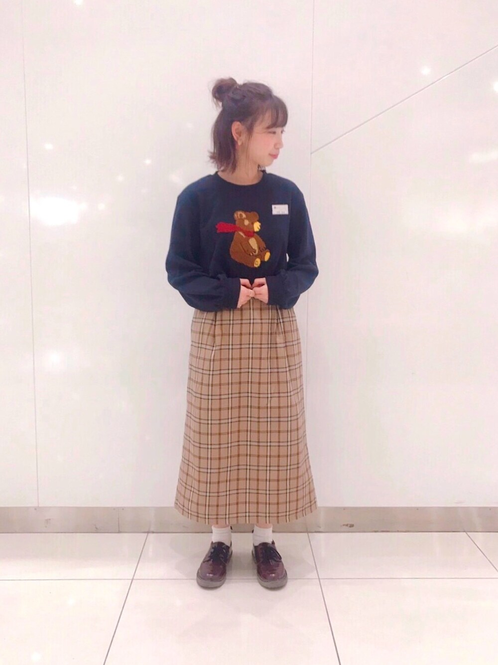「くまさん、ネイビー、スエット、earth music&ecology、イオンモール岡山、チェックスカート、レトロ、おでかけ、ベージュ、タイトスカート」｜「earth music&ecologyのアイテム（スカート、ベージュ系）」を使った、ゆいこさん（レディース・152cm）の秋コーディネートの1枚目の写真