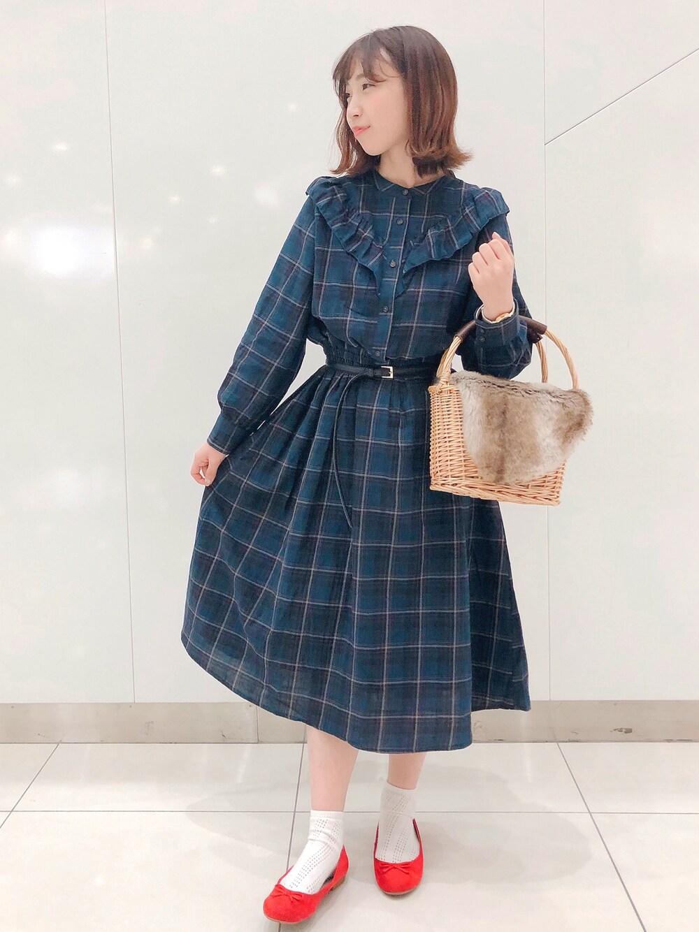 「ワンピース、ガーリー、チェック、earth music&ecology、イオンモール岡山、グリーン、デート、フリル、秋のコーデ」｜「earth music&ecologyの・ヨークフリルチェック柄ワンピース（ワンピース、グリーン系）」を使った、ゆいこさん（レディース・152cm）の秋コーディネートの1枚目の写真