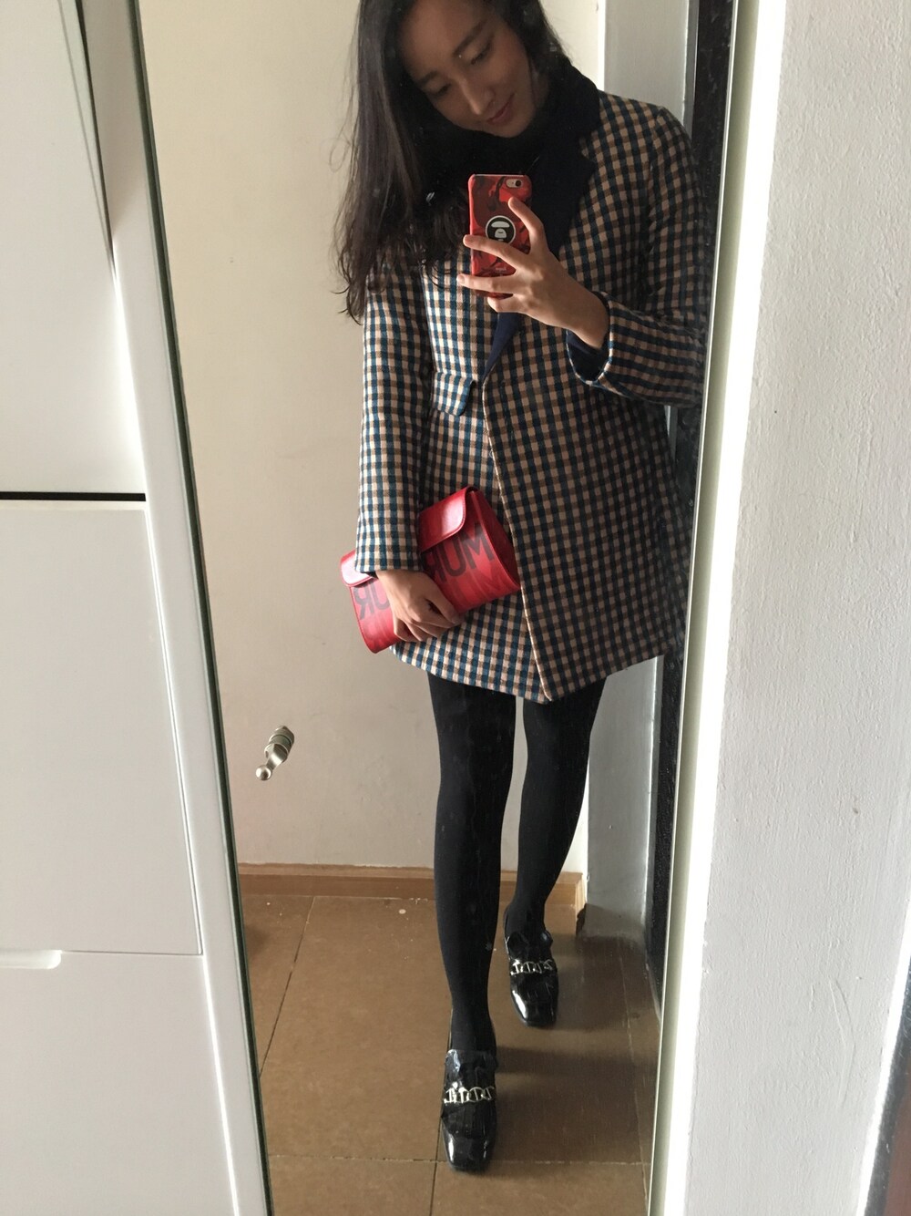 「MOREのアイテム（ハンドバッグ、レッド系）」を使った、莹_小婊贝さん（レディース・166cm）の秋コーディネートの1枚目の写真