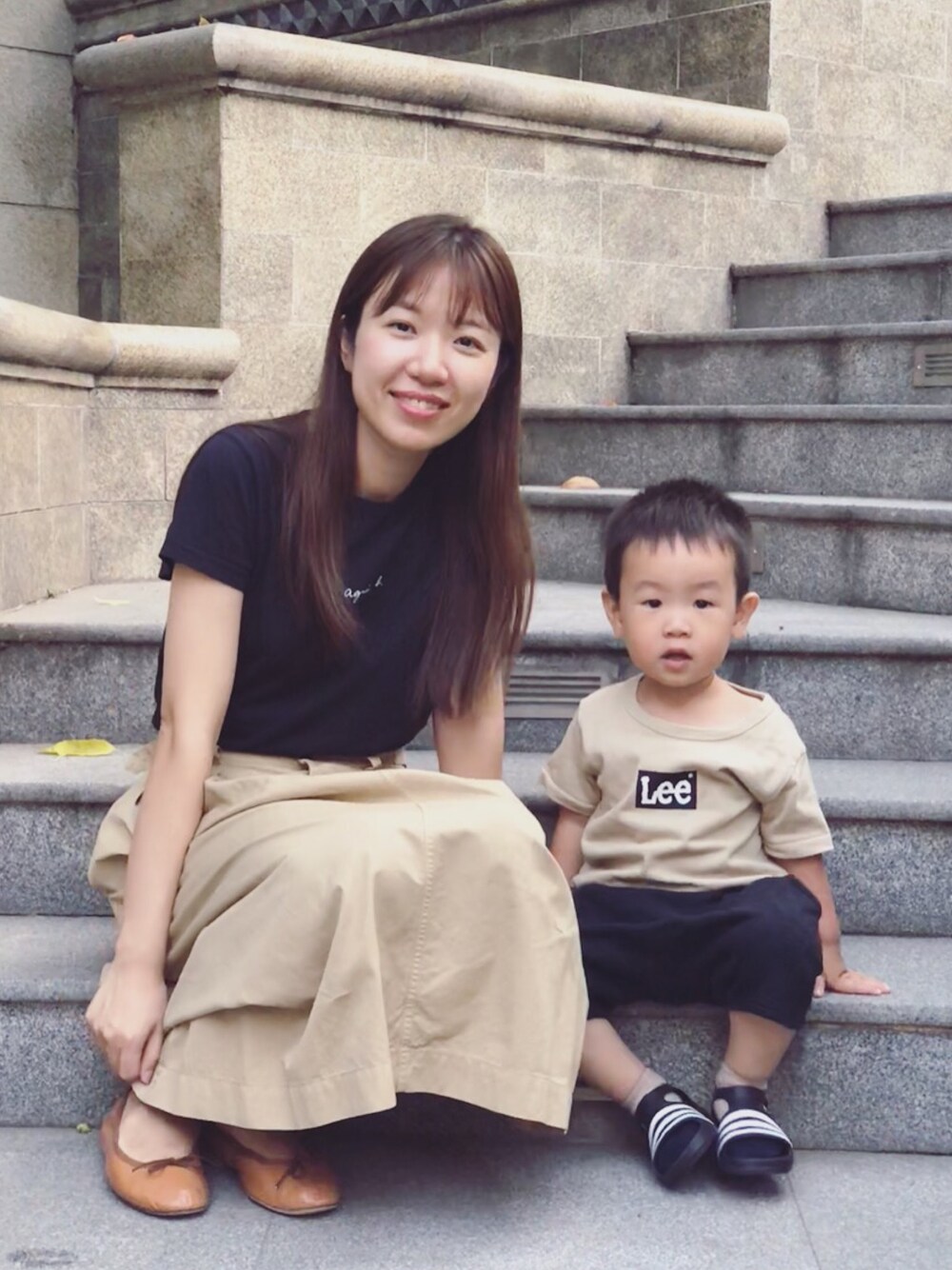 「親子コーデ、MHL.」｜「agnes b.のS179 TS（Tシャツ/カットソー、ブラック系）」を使った、Enoさん（キッズ・90cm）の夏コーディネートの1枚目の写真