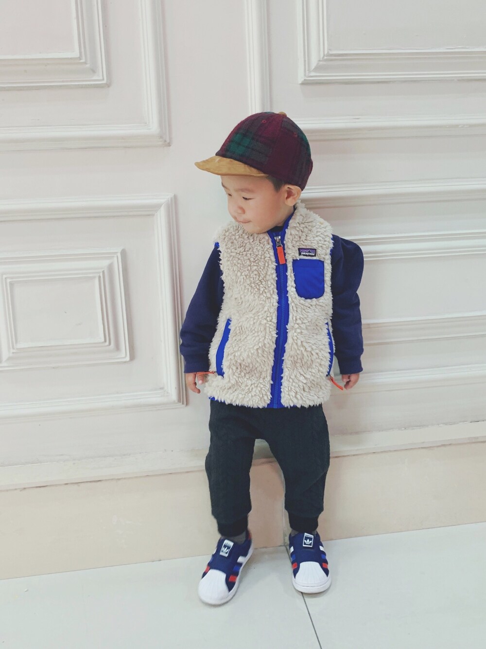 「男の子コーデ、2歳、patagonia」｜「patagoniaのアイテム（ブルゾン、ベージュ系）」を使った、Enoさん（キッズ・90cm）の秋コーディネートの1枚目の写真