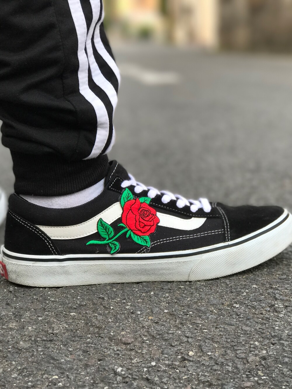 「ローズカスタム、rose、VANS、street」｜「VANSのアイテム（スニーカー、ブラック系）」を使った、りょうさん（メンズ・162cm）の春コーディネートの1枚目の写真