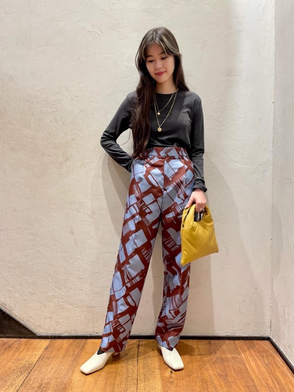 「トレンド、モード、RECOMMEND  ITEM STYLING、T SHIRTS STYLE、ぱんつ」｜「BEAUTY&YOUTH UNITED ARROWSのBY レザースクエアトゥ ヘンケイヒールパンプス（パンプス、ホワイト系）」を使った、Nanaka Yotsuyaさん（レディース・165cm）の秋コーディネートの1枚目の写真