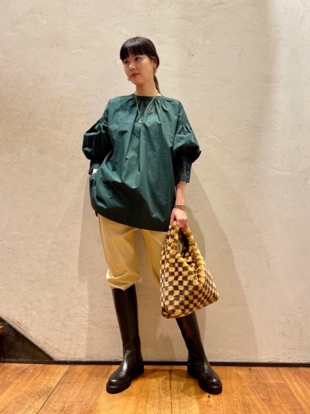 グリーン系のシャツ/ブラウス、ベージュ系のその他パンツ、ブラウン系のショルダーバッグを着用したレディースの秋コーディネートの1枚目の写真