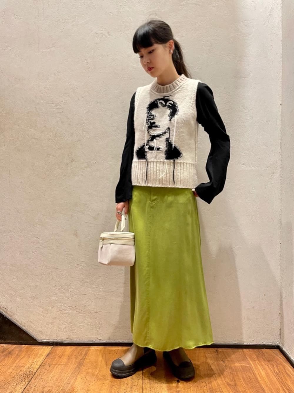 「トレンド、スカート、フェミニン、RECOMMEND  ITEM STYLING、EXCLUTIVE ITEM STYLE、T SHIRTS STYLE」｜「BEAUTY&YOUTH UNITED ARROWSのBY ハートモチーフ イヤリング（イヤリング、シルバー系）」を使った、Nanaka Yotsuyaさん（レディース・165cm）の秋コーディネートの1枚目の写真