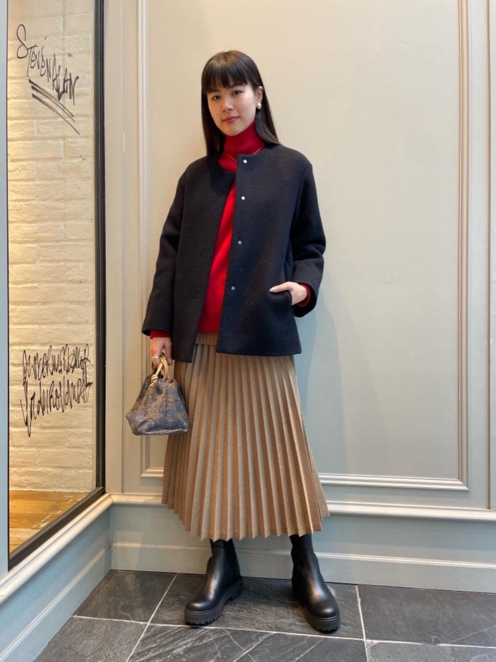 「トレンド、スカート、リラックス、フェミニン、RECOMMEND  ITEM STYLING、EXCLUTIVE ITEM STYLE、あうたー」｜「BEAUTY&YOUTH UNITED ARROWSのBY レザーミドル サイドゴアブーツ ∴（ブーツ、ブラック系）」を使った、Nanaka Yotsuyaさん（レディース・165cm）の冬コーディネートの1枚目の写真
