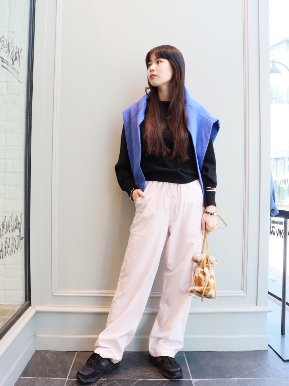 「スニーカー、トレンド、リラックス、RECOMMEND  ITEM STYLING、SPRING KNIT STYLE、WIDE SILHOUETTE STYLE、ニット/セーター、ぱんつ」｜「PHILIPPE AUDIBERTの＜PHILIPPE AUDIBERT＞MEIバングル（バングル/リストバンド、その他）」を使った、Nanaka Yotsuyaさん（レディース・165cm）の冬コーディネートの1枚目の写真