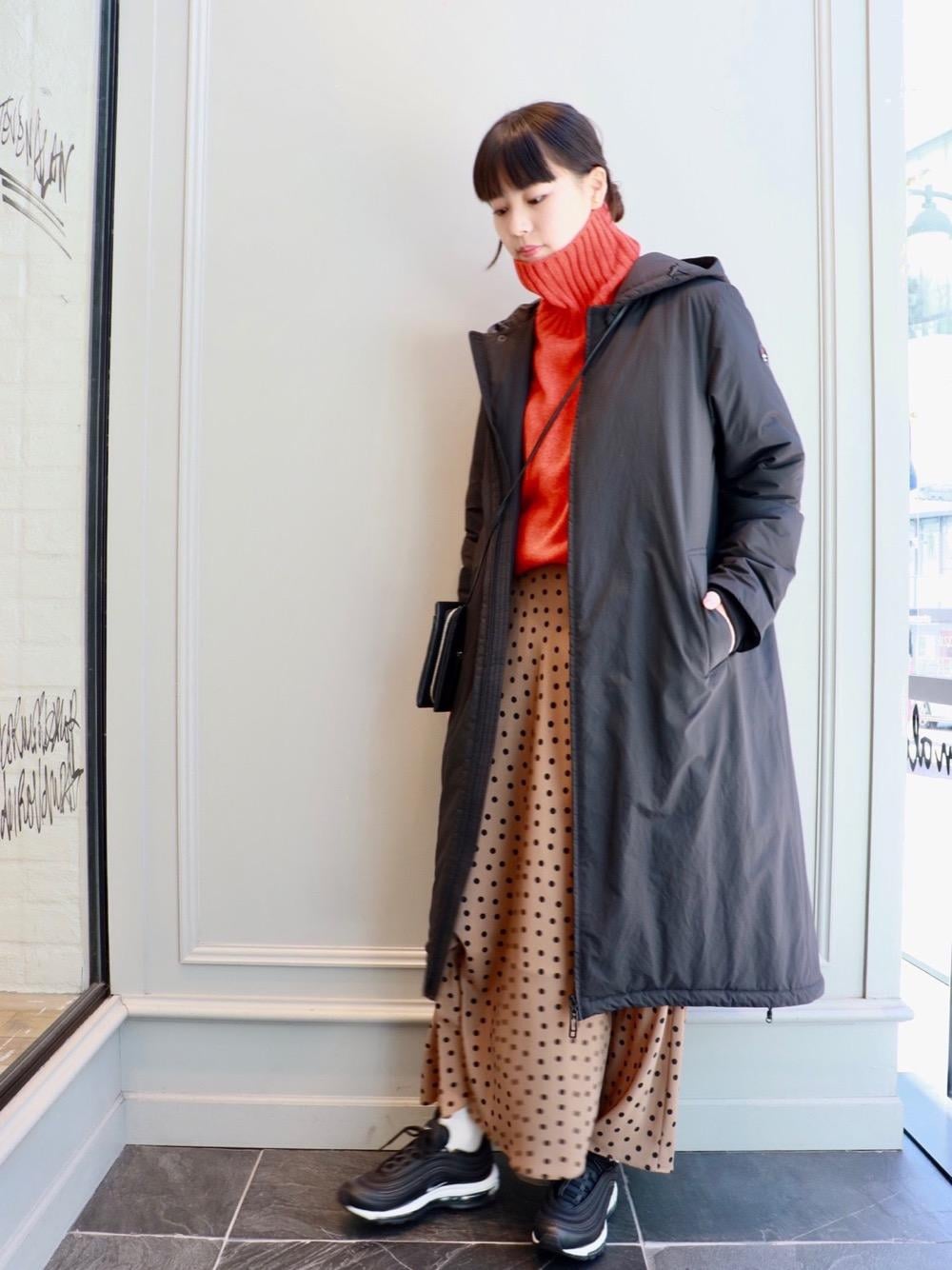 「スニーカー、トレンド、スカート、フェミニン、RECOMMEND  ITEM STYLING、EXCLUTIVE ITEM STYLE、DOWN JACKET STYLE、アウトドア/アスレジャー、ニット/セーター」｜「BEAUTY&YOUTH UNITED ARROWSのBY ドットマーメイドマキシスカート -ウォッシャブル- ∴（スカート、ベージュ系）」を使った、Nanaka Yotsuyaさん（レディース・165cm）の冬コーディネートの1枚目の写真