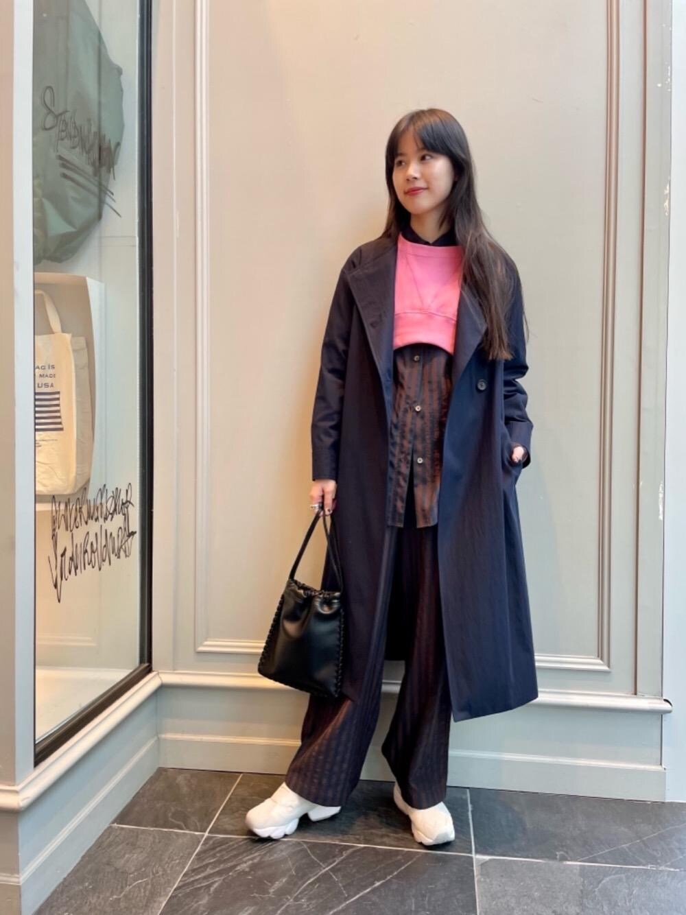 「スニーカー、トレンド、セットアップ、RECOMMEND  ITEM STYLING、EXCLUTIVE ITEM STYLE、SPRING OUTER STYLE、SPRING COAT STYLING、WIDE SILHOUETTE STYLE、SPRING SHIRTS STYLE」｜「Reebokの【別注】＜Reebok(リーボック)＞INSTAPUMP FURY OG ポンプフューリー/スニーカー  ∴（スニーカー、ベージュ系）」を使った、Nanaka Yotsuyaさん（レディース・165cm）の冬コーディネートの1枚目の写真