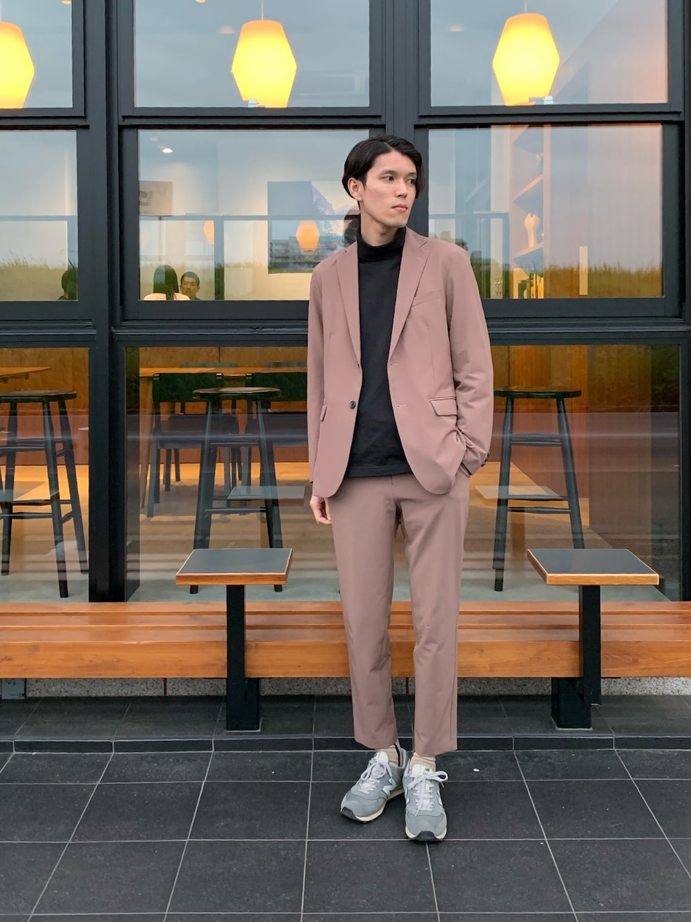 ベージュ系のジャケット/アウター、ブラック系のTシャツ/カットソー、ブラウン系のパンツを着用したメンズの春コーディネートの1枚目の写真