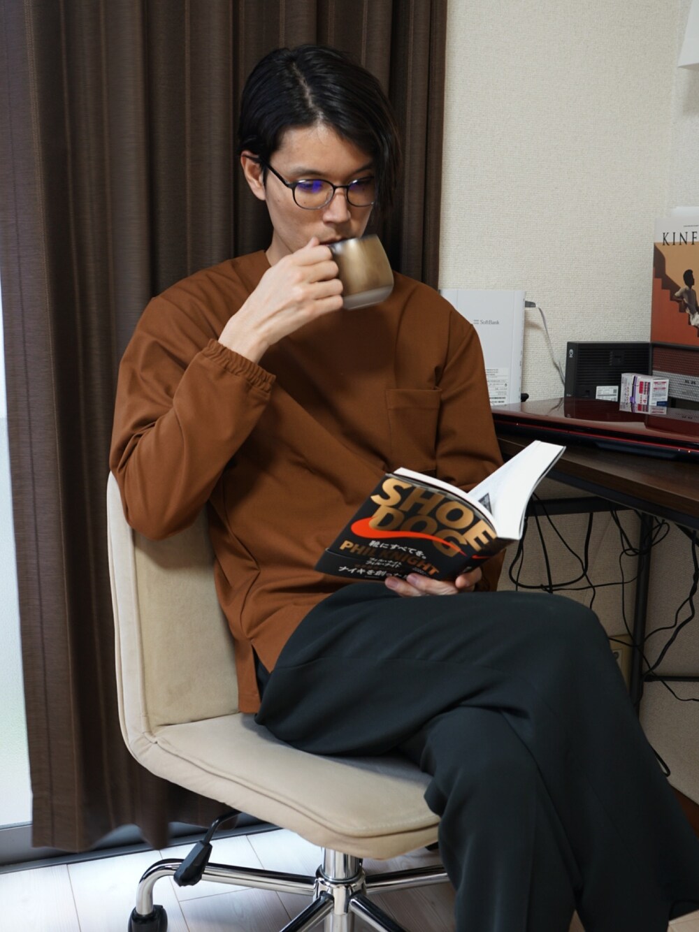 ブラウン系のトップス、ブラック系のその他パンツ、ブラック系のメガネを着用したメンズの春コーディネートの1枚目の写真