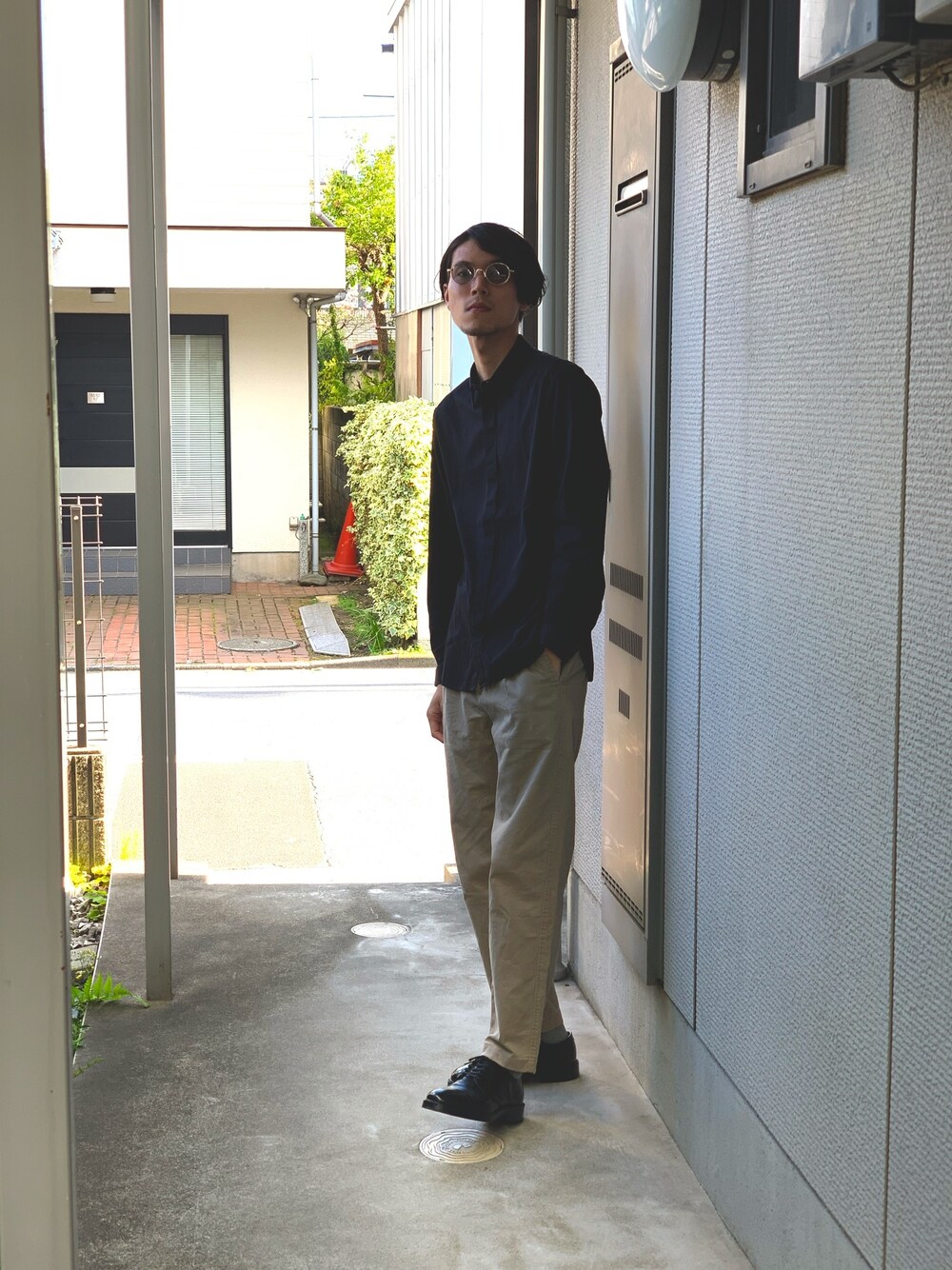 ブルー系のシャツ/ブラウス、ベージュ系のその他パンツ、ブラック系のドレスシューズを着用したメンズの春コーディネートの1枚目の写真