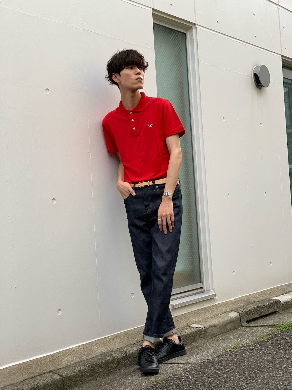 「シンプル、大人カジュアル、春夏コーデ、大人コーデ、タックイン、デニム、シンプルコーデ、メゾンキツネ」｜「Maison KitsuneのMaison Kitsuné - ロゴ ポロシャツ - men - コットン - L（ポロシャツ、レッド系）」を使った、Masakiさん（メンズ・179cm）の夏コーディネートの1枚目の写真