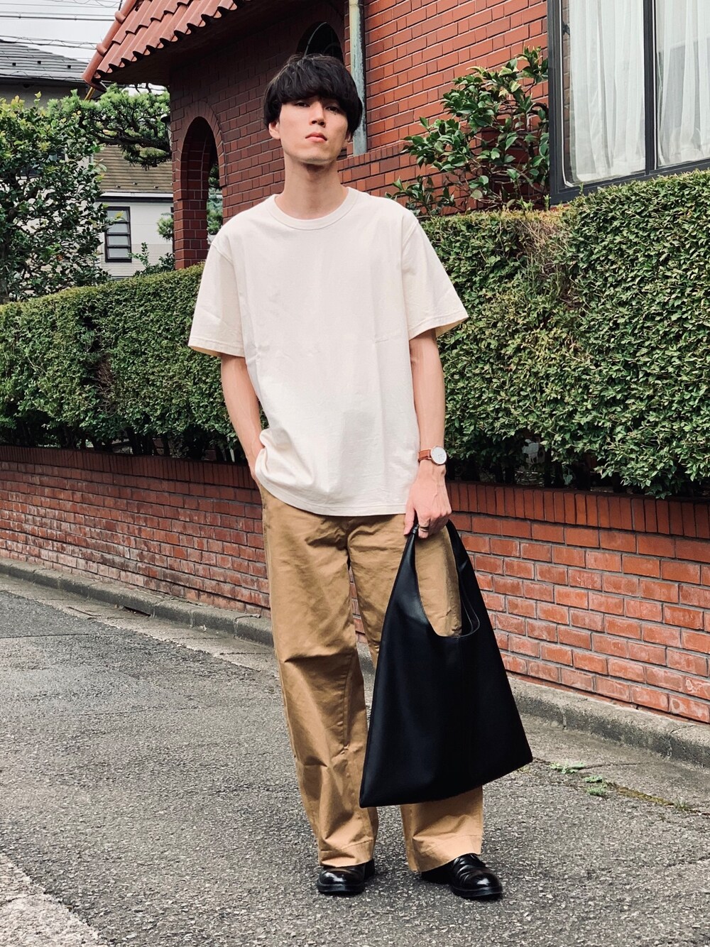 ホワイト系のTシャツ/カットソー、ブラウン系のその他パンツ、ブラック系のトートバッグを着用したメンズの秋コーディネートの1枚目の写真