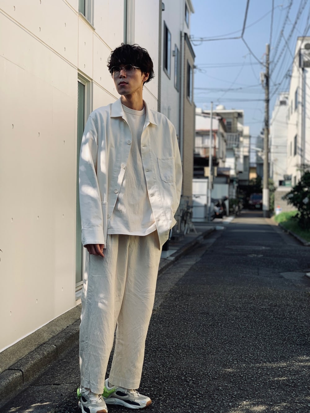 ホワイト系のブルゾン、ホワイト系のTシャツ/カットソー、ホワイト系のその他パンツを着用したメンズの秋コーディネートの1枚目の写真