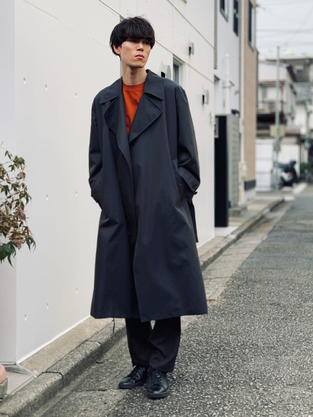 「秋のコーデ、トレンチコート、UNIQLO、UNIQLO U、UNIQLOコーデ、オーバーサイズ、レディース、秋服、差し色、大人コーデ」｜「UNIQLOのアイテム（トレンチコート、グレー系）」を使った、Masakiさん（メンズ・179cm）の秋コーディネートの1枚目の写真