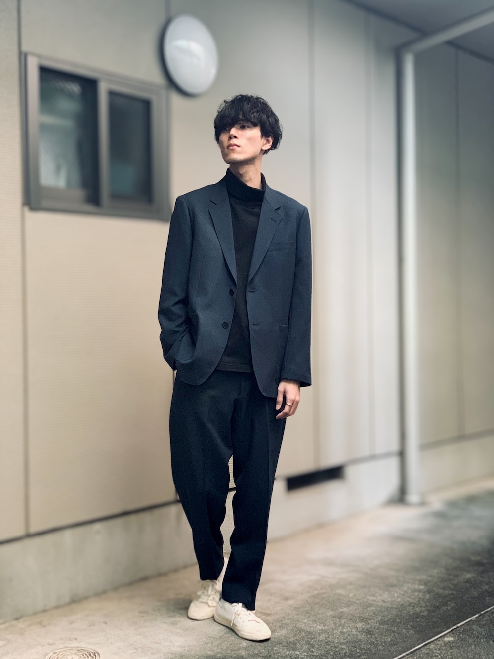 ブルー系のその他アウター、ブラック系のTシャツ/カットソー、ブルー系のその他パンツを着用したメンズの秋コーディネートの1枚目の写真