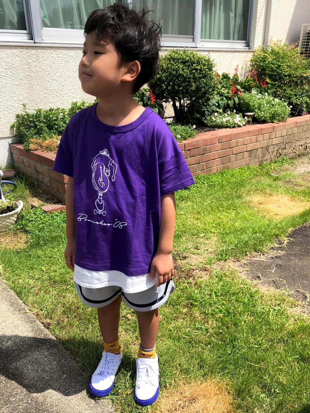 パープル系のTシャツ/カットソー、グレー系のその他パンツ、ホワイト系のスニーカーを着用したレディースの夏コーディネートの1枚目の写真