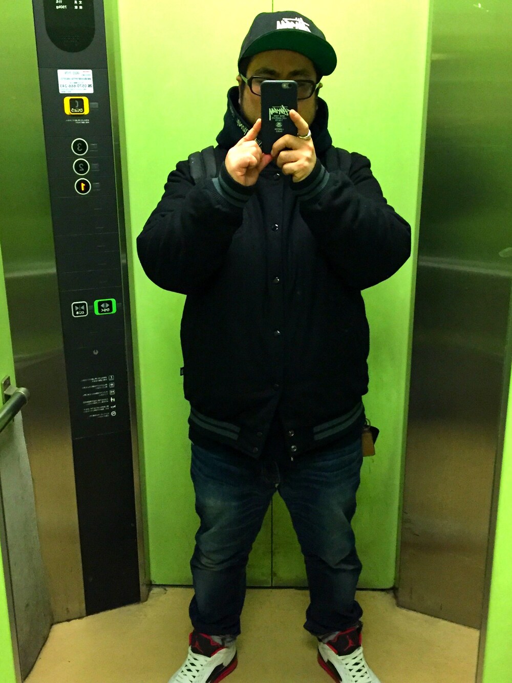 「STUSSYのアイテム（スタジャン、ブラック系）」を使った、takayan(OSAN)さん（メンズ・170cm）の冬コーディネートの1枚目の写真