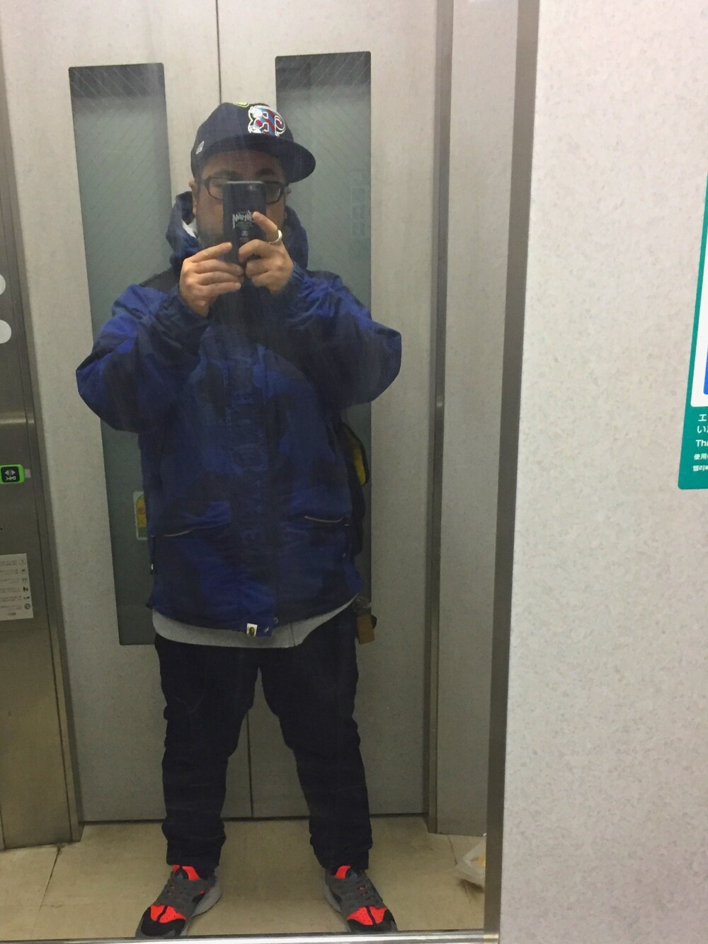 「A BATHING APEのMILO LETTERD NEWERA CAP（キャップ、ブルー系）」を使った、takayan(OSAN)さん（メンズ・170cm）の冬コーディネートの1枚目の写真