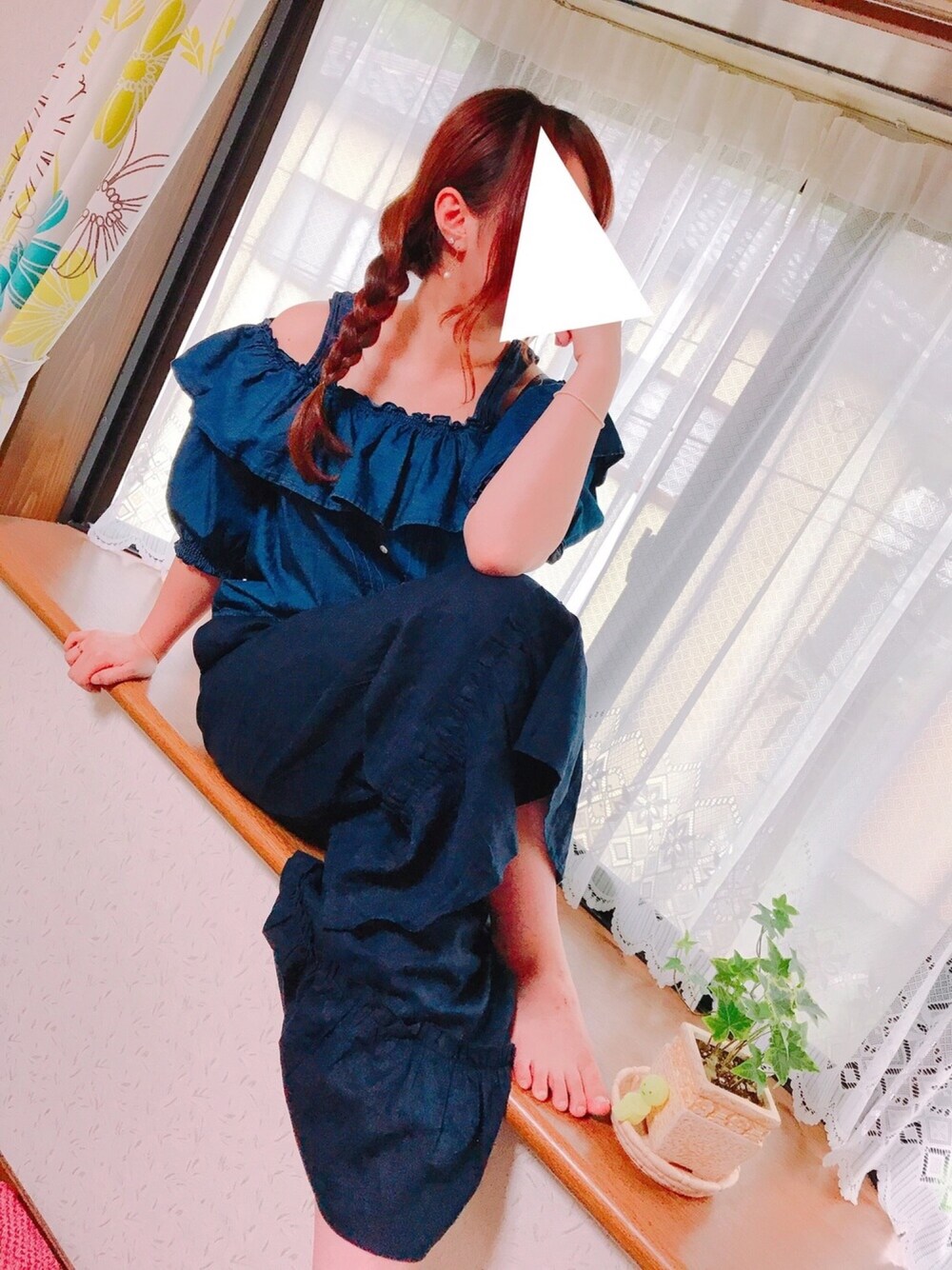 ブルー系のシャツ/ブラウス、ブルー系のその他パンツ、グリーン系のフィギュアを着用したレディースの夏コーディネートの1枚目の写真