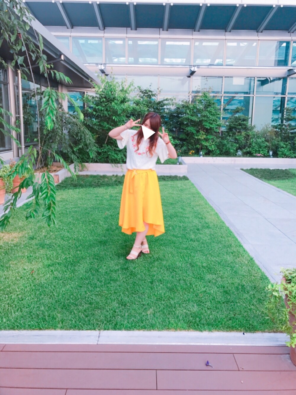 ホワイト系のトップス、イエロー系のスカート、その他のおもちゃを着用したレディースの夏コーディネートの1枚目の写真