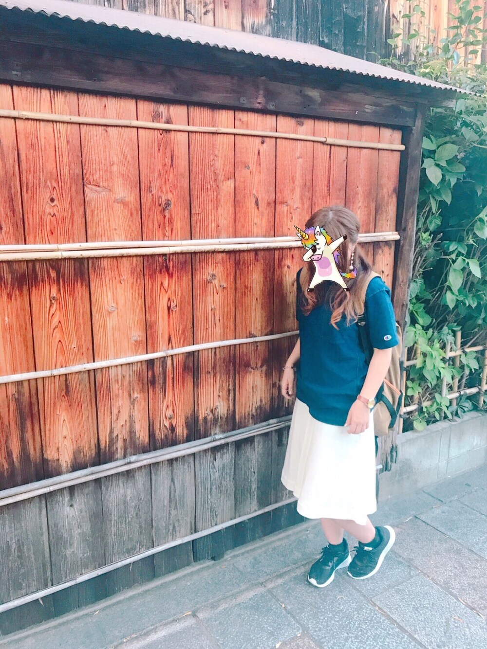 ブルー系のTシャツ/カットソー、ホワイト系のスカート、ブラック系のスニーカーを着用したレディースの秋コーディネートの1枚目の写真