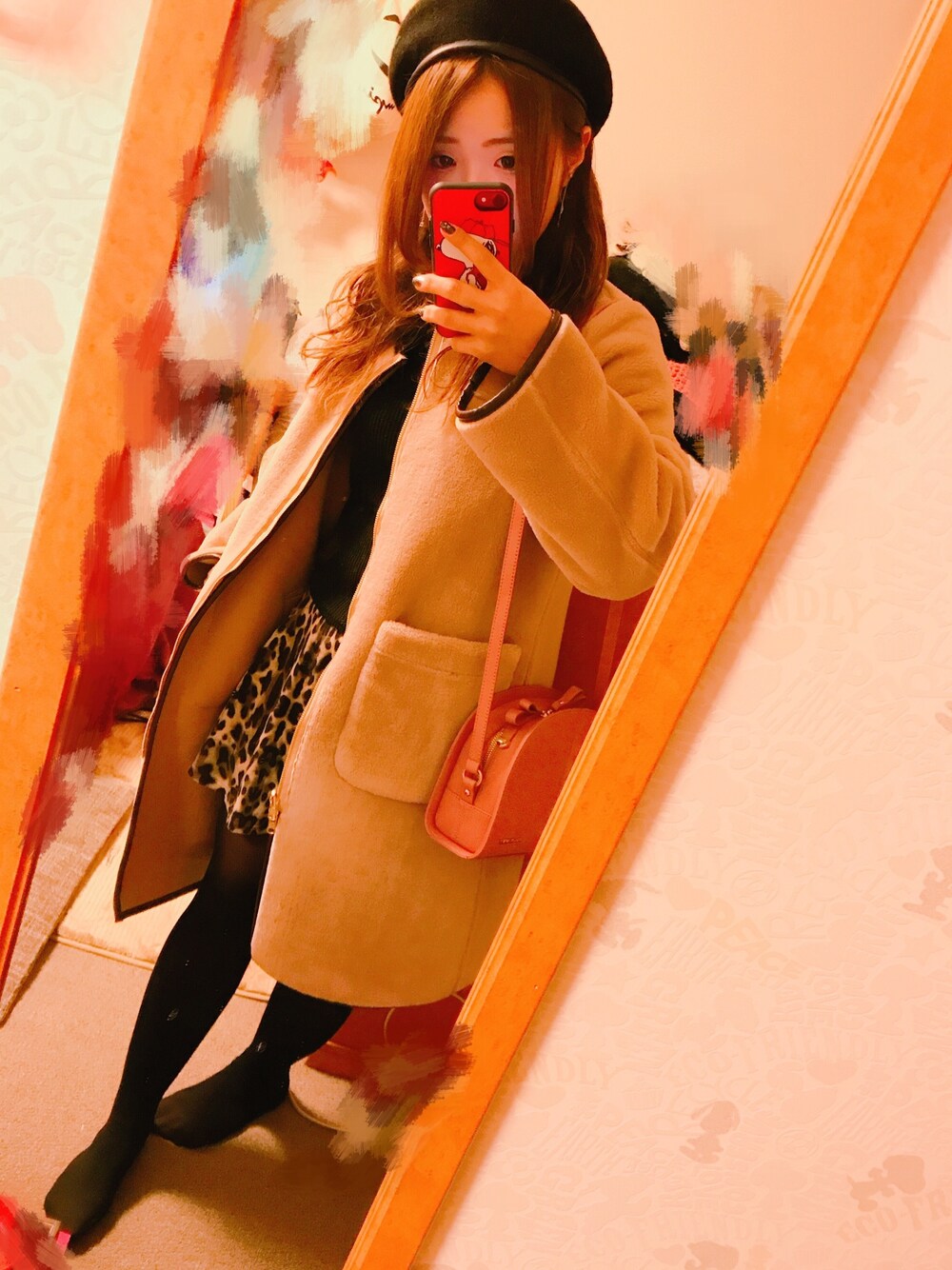 ピンク系のダウンジャケット/コート、ピンク系のショルダーバッグ、その他のスカートを着用したレディースの冬コーディネートの1枚目の写真