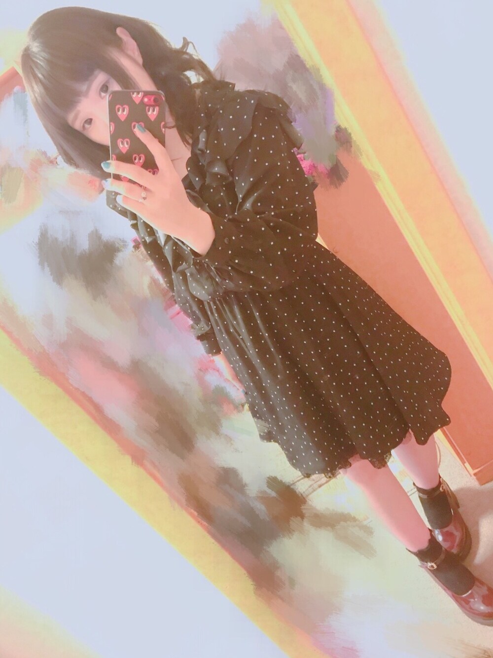 ブラック系のワンピース、ブラウン系のパンプス、ブラウン系のジャケット/アウターを着用したレディースの春コーディネートの1枚目の写真