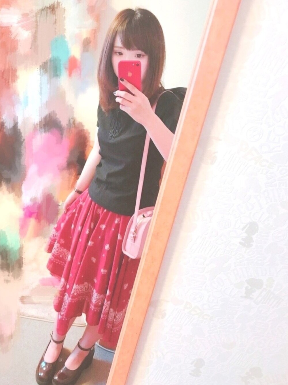 ブラック系のTシャツ/カットソー、レッド系のスカート、ブラウン系のパンプスを着用したレディースの春コーディネートの1枚目の写真