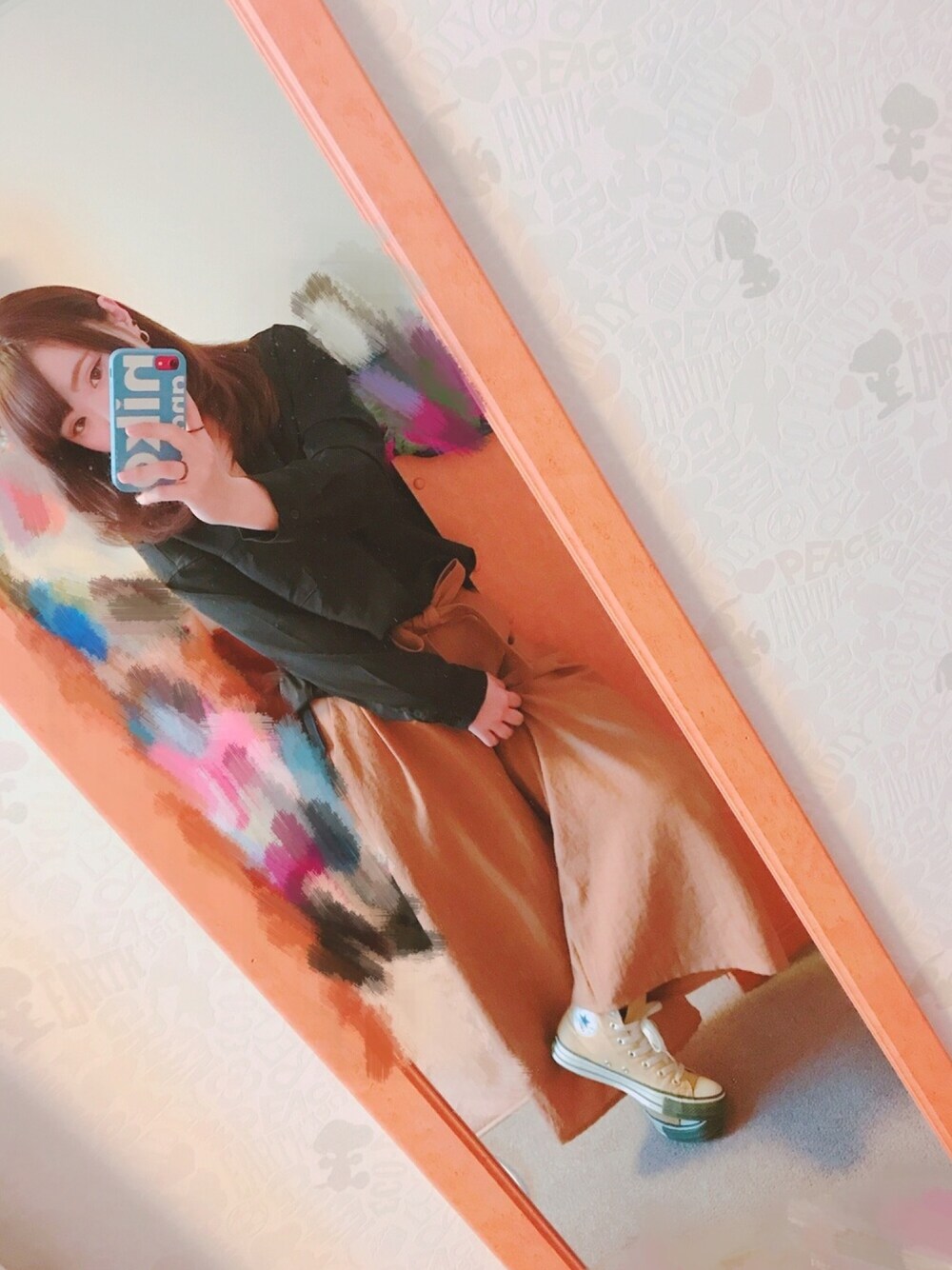 ブラウン系のその他パンツ、ベージュ系のスニーカー、ブラック系のシャツ/ブラウスを着用したレディースの春コーディネートの1枚目の写真