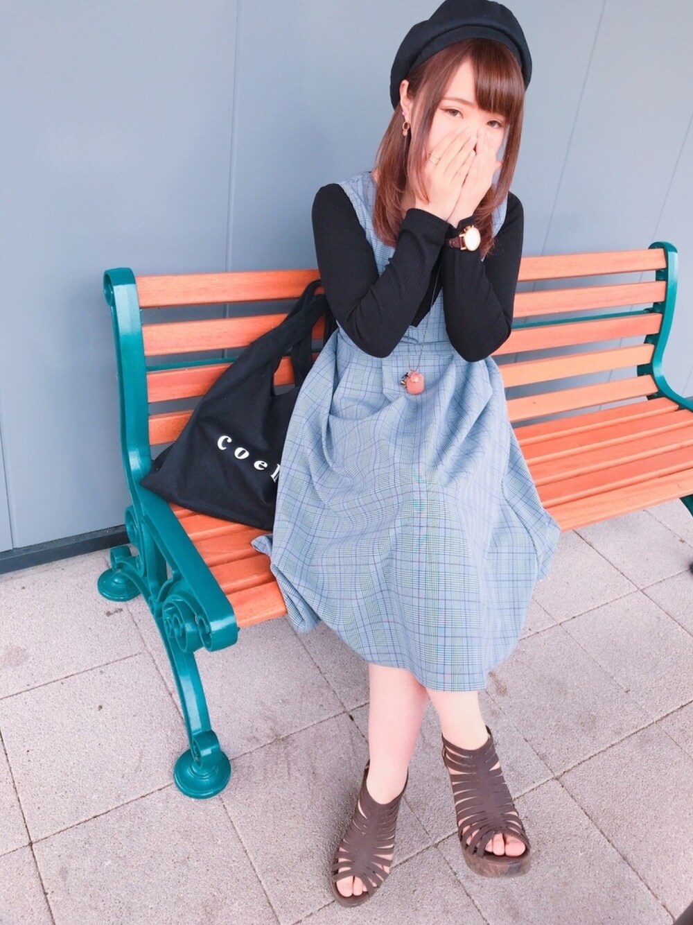 グレー系のワンピース、ブラック系のトートバッグ、ブラック系のTシャツ/カットソーを着用したレディースの春コーディネートの1枚目の写真