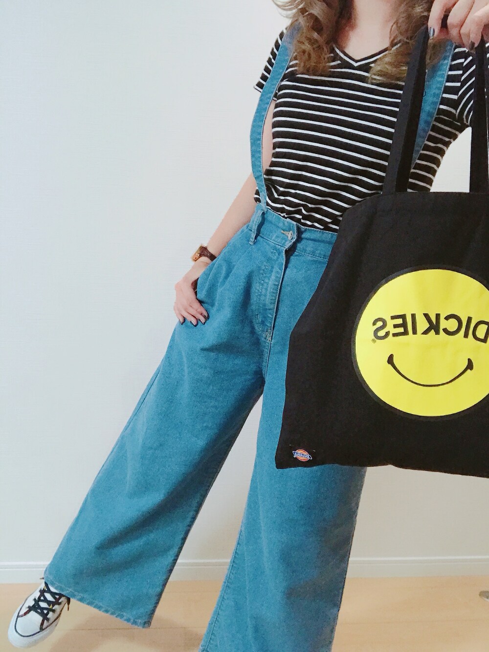 ブルー系のデニムパンツ、ブラック系のTシャツ/カットソー、ブラック系のトートバッグを着用したレディースの夏コーディネートの1枚目の写真