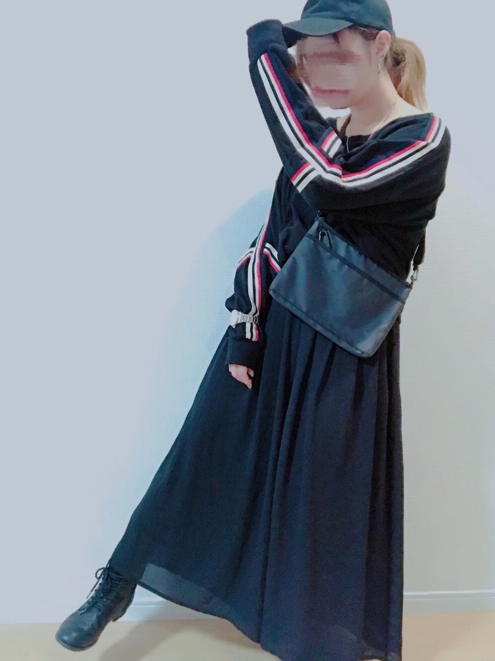 ブラック系のスウェット、ブラック系のショルダーバッグ、ブラック系のブーツを着用したレディースの秋コーディネートの1枚目の写真